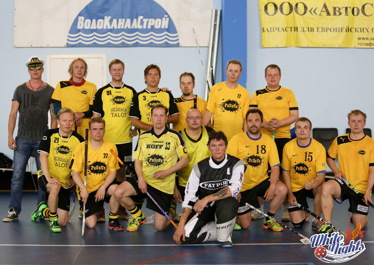 "Joukkue monta kokemusta ja hauskaa hetkeä rikkaampana turnauksen päätösottelun jälkeisessä potretissa."