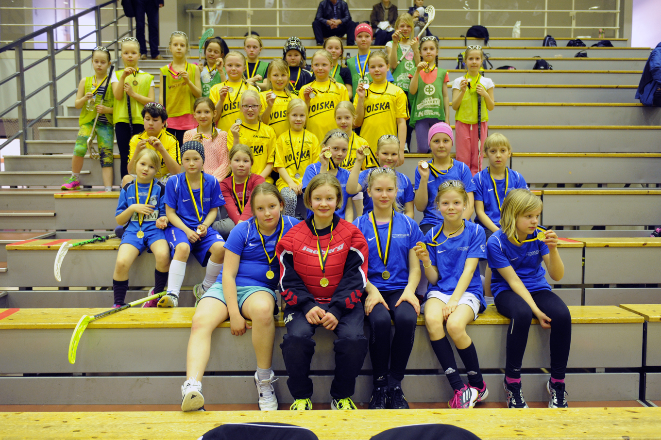 "Kolos- ja nelosluokkien tyttömitalisteja"