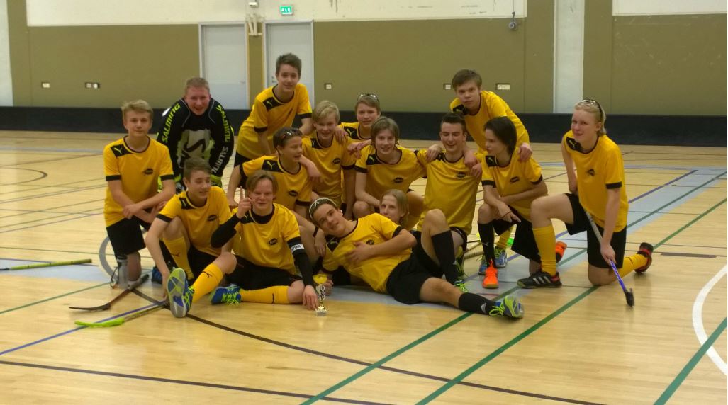 Pitkän turnauksen päätteeksi juhlittiin pronssipokaalia. Joukkueessa pelasivat vas.: Teemu, Jere, Toomas, Lassi, Miska, Tony, Kasperi, Topias, Santeri, Elias, Eemil, Mikael, Alex, Lauri ja Paavo.