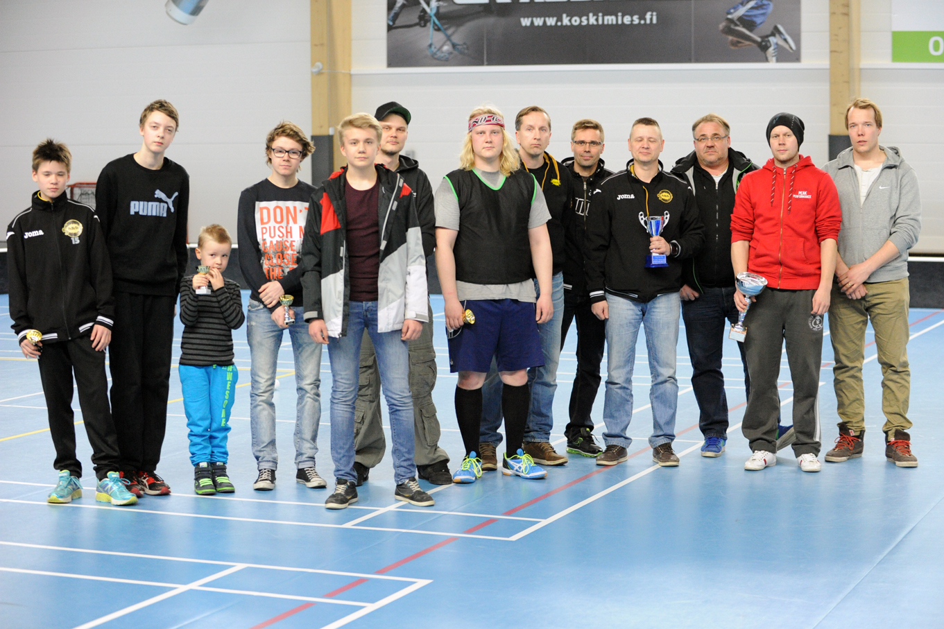 "Paikalla olleet palkitut yhteispotretissa"