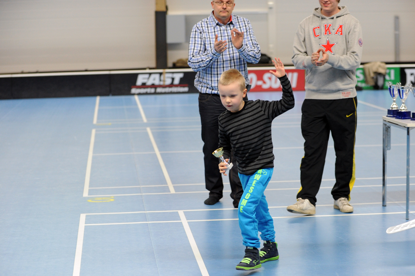 "Veeti Kurkinen antoi juhlakansalle tervehdyksen" 