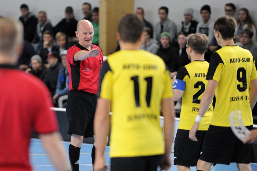 "Pasi Kylmamaa jakamassa oikeutta lokakuisessa PoNoVo-KoRe ottelussa."