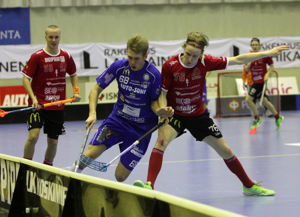 "Juho Kaila taituroi tulevan kauden keltamustassa peliasussa Huhtarin loisto-olosuhteissa. Kuva: Markku Taurama""