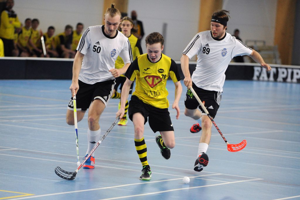 "Joni Koppo (oikealla) palaa kahden vuoden (Viro, Hatsina/Mikkeli) toivioretkeltään tuttuun keltamustaan peliasuun."