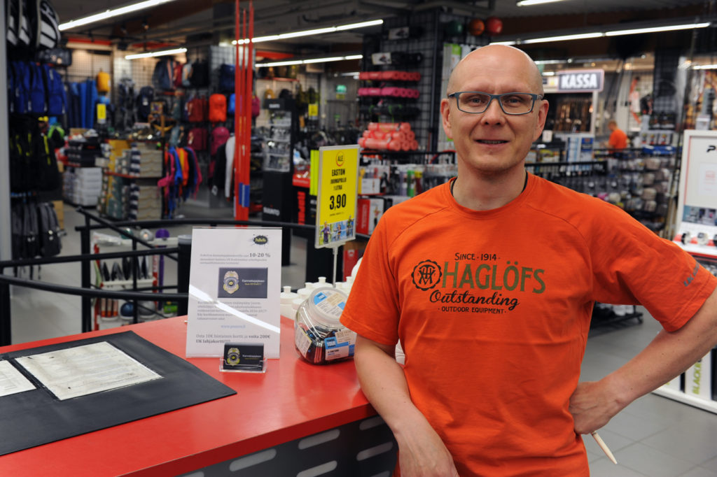 "Hankkiessasi PoNoVon kannattajajäsenkortin UK Koskimiehestä saat kaupan päälle iloista asiakaspalvelua ja rautaista asiantuntemusta! T:Pette"